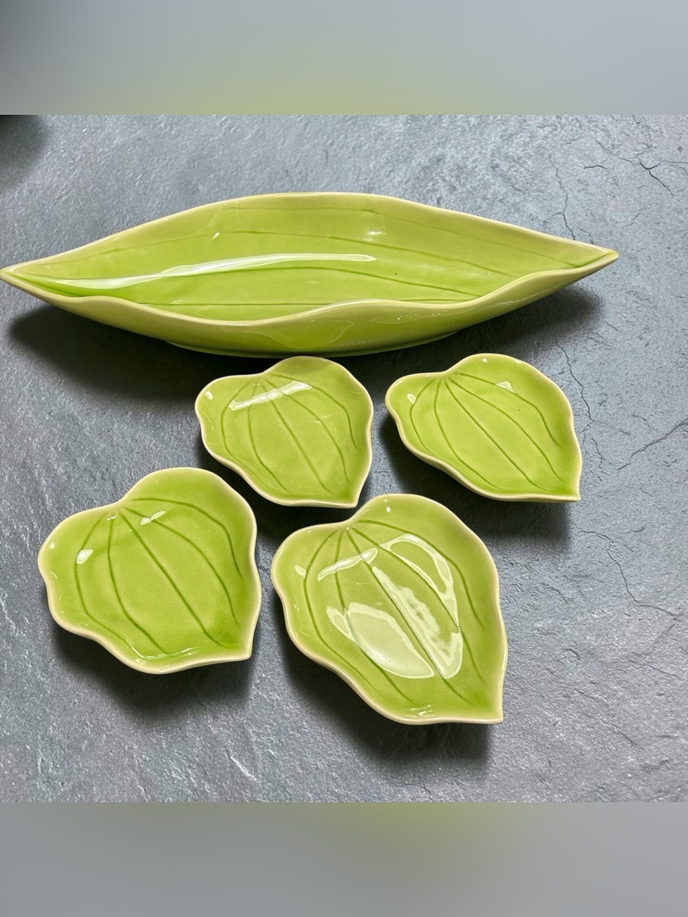 Crate & Barrel, Leaf-Shaped Serving Plate and 4 Small Dishes - Bamboo Green